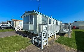 Caravan With Decking At Manor Park, Nearby Hunstanton Beach Ref 23013C