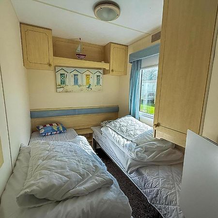 Caravan With Decking At Manor Park, Nearby Hunstanton Beach Ref 23013C Exterior photo