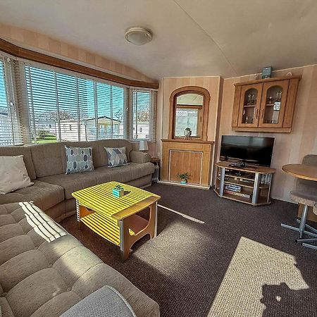 Caravan With Decking At Manor Park, Nearby Hunstanton Beach Ref 23013C Exterior photo